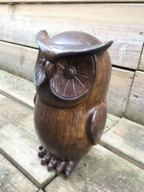 A small owl made of resin, wood appearance, nice figurine!