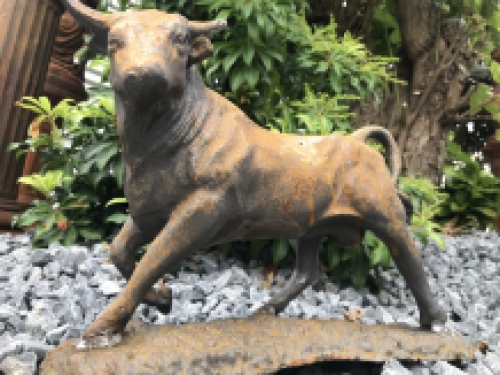 Een fraai beeld van een stier, gietijzer-rust