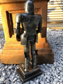 Prachtige ridder, geheel metaal-aluminium, zeer fraai. LAATSTE!!