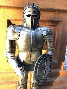 Prachtige ridder, geheel metaal-aluminium, zeer fraai. LAATSTE!!