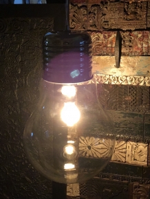 Hängelampe in Form einer sehr großen Glühbirne, sehr schön zu sehen