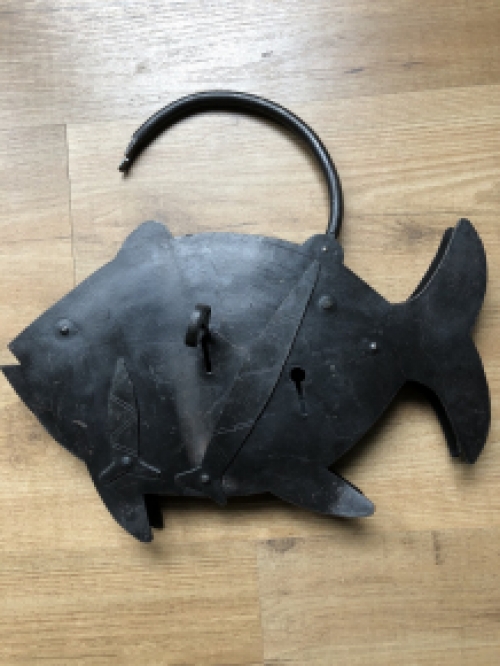 Groot metalen vintage old look slot in de vorm van een grote vis, geweldig en uniek!!