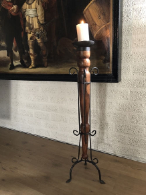 Stehende Schlossfackel als Kerzenständer - aus Holz und Eisen