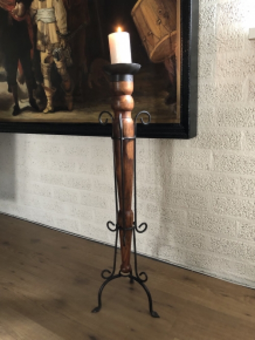 Stehende Schlossfackel als Kerzenständer - aus Holz und Eisen