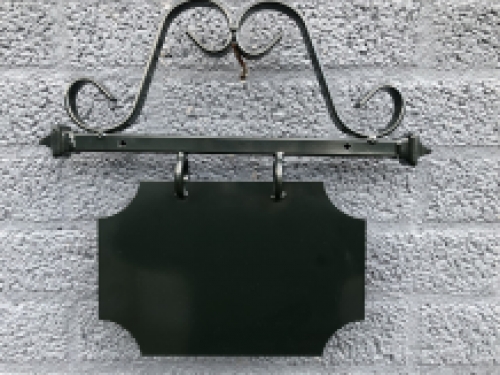 Ladenschild für die Fassade mit Werbeschild aus Metall, schwarz lackiert