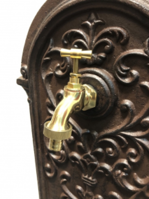 Klassischer Gartenbrunnen aus Gusseisen mit dekorativen Details | Wasserhahn aus Messing