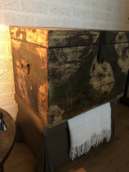 Beautiful solid hardwood box Yamaica with nice fittings.