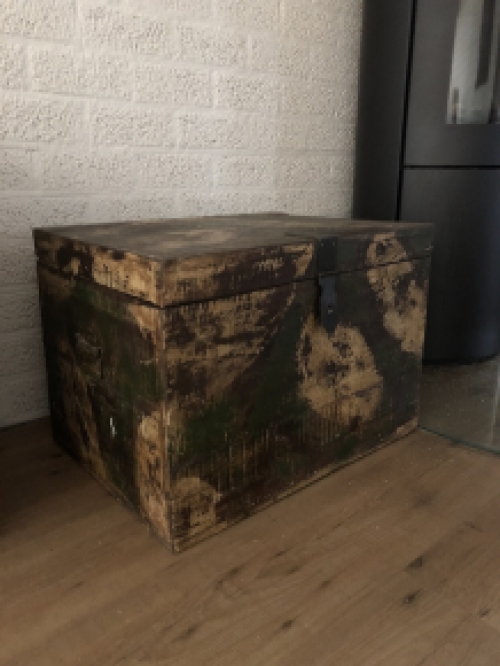 Beautiful solid hardwood box Yamaica with nice fittings.