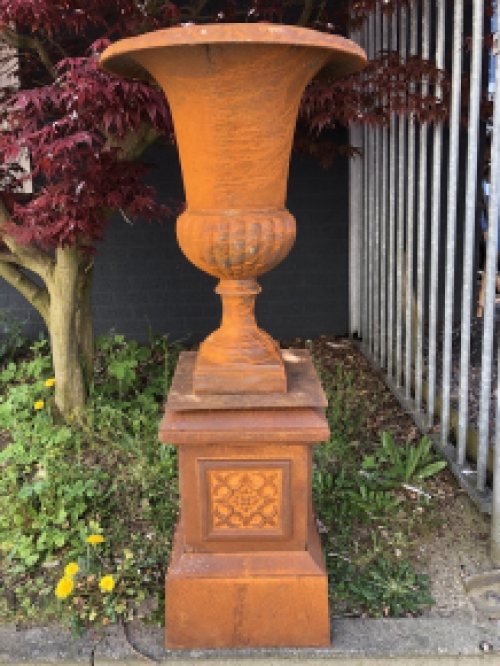 Large cast iron pedestal column, heavy and solid and great design!!