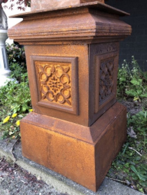 Large cast iron pedestal column, heavy and solid and great design!!