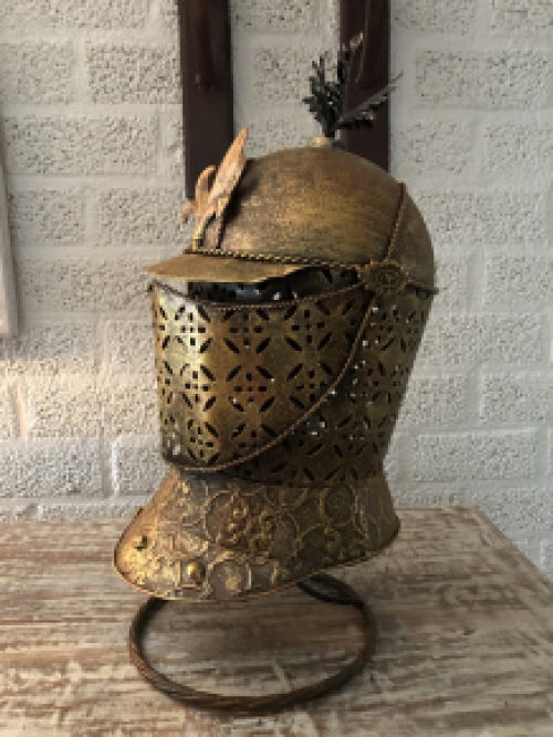 Een prachtige metalen messing ridderhelm op standaard.