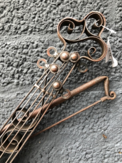 Beautiful wrought iron violin for the garden wall or indoors as a wall decoration!!