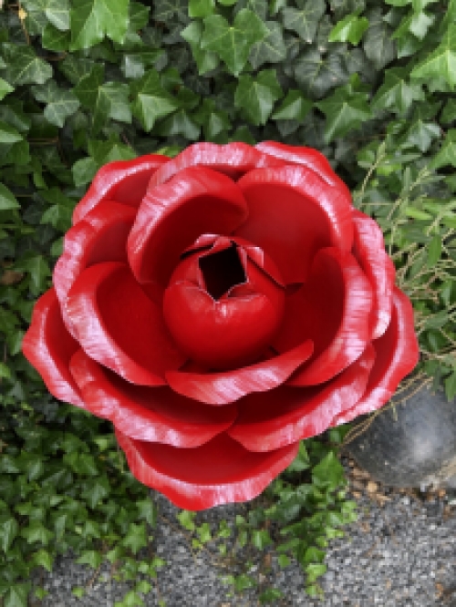 Diese große Rose ist ein Kunstwerk, das ganz aus Metall gefertigt ist.