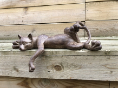 Sculptuur liggende kat uit Polystein