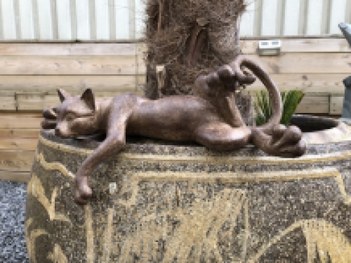 Skulptur einer liegenden Katze aus Polystein