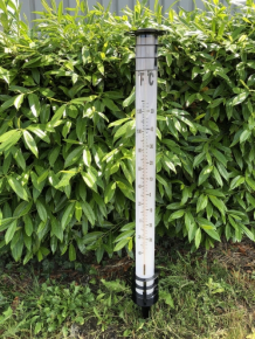 Een zeer forse temperatuur meter voor in de tuin, eenvoudig te plaatsen.
