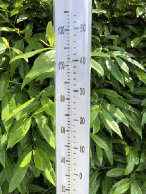 Een zeer forse temperatuur meter voor in de tuin, eenvoudig te plaatsen.
