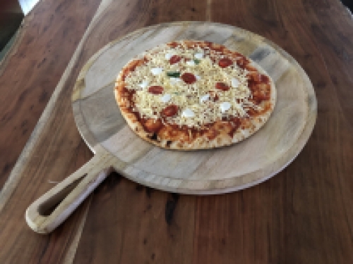 Tablett Pizza mit Griff, rustikales Tablett aus Massivholz.