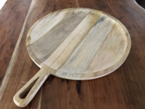 pizza tray with handle, rustic tray made of solid wood.