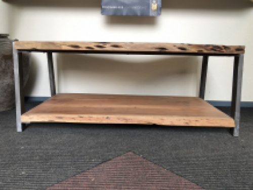 EINZIGARTIG UND SEHR SCHÖN IST DIESER BAUMSTAMMTISCH MIT GUSSEISERNEM GESTELL ALS COUCHTISCH