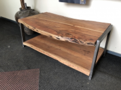 EINZIGARTIG UND SEHR SCHÖN IST DIESER BAUMSTAMMTISCH MIT GUSSEISERNEM GESTELL ALS COUCHTISCH