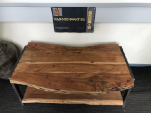 EINZIGARTIG UND SEHR SCHÖN IST DIESER BAUMSTAMMTISCH MIT GUSSEISERNEM GESTELL ALS COUCHTISCH