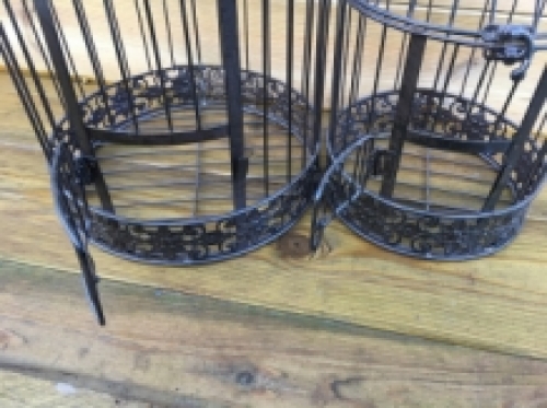 HOE FRAAI IS DEZE DUBBELE BOOMSTAMTAFEL MET GIETIJZEREN ONDERSTEL ALS SIDETABLE
