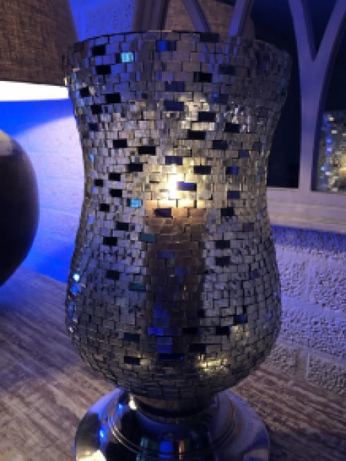 Vaas-windlicht, chimney moz chrystal, met spiegelend disco effect op nikkelen voet.