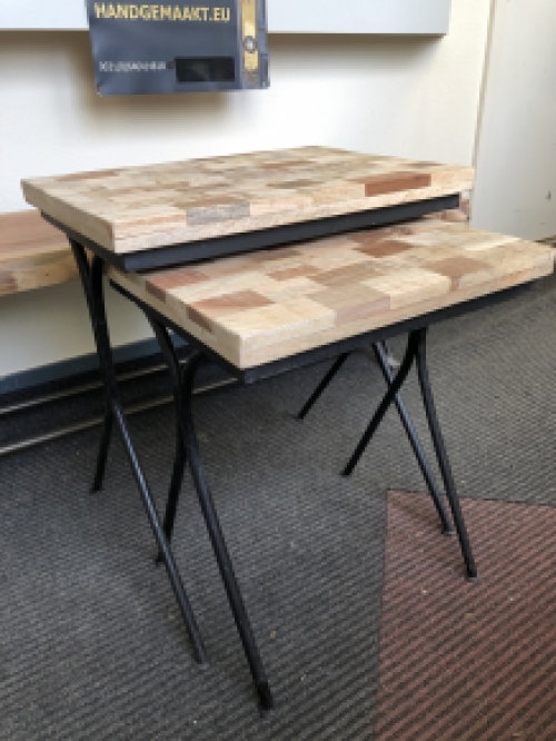 Schönes Set aus 2 Beistelltischen, Hartholzplatten mit schmiedeeisernem Rahmen