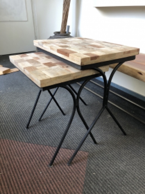 Schönes Set aus 2 Beistelltischen, Hartholzplatten mit schmiedeeisernem Rahmen