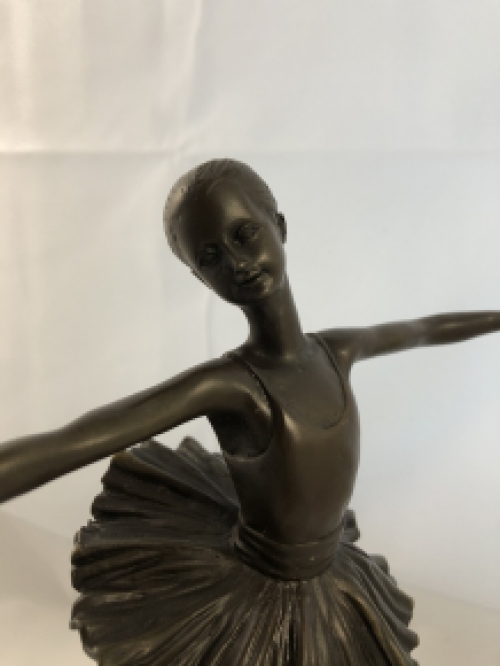 Een bronzen beeld van een balletdanser