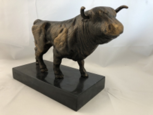 Skulptur Metall bronzefarbener großer Stier, schön!