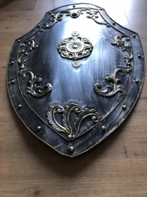 Prachtig mooi metalen schild met messing gekleurde ornamenten, kasteelstijl, geweldig.