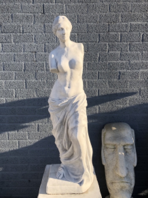 Prachtig stenen beeld van Venus van Milo op sokkel, een bekend en fraai beeld.