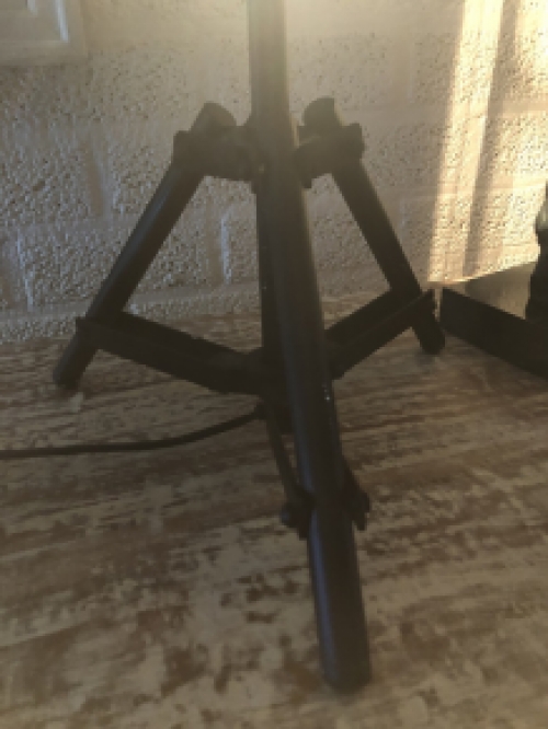 Prachtige industriële staande metalen lamp met fraai rooster, fraai ontwerp.