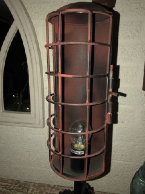 Prachtige industriële staande metalen lamp met fraai rooster, fraai ontwerp.