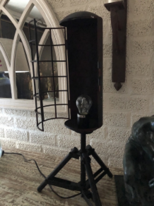 Prachtige industriële staande metalen lamp met fraai rooster, fraai ontwerp.