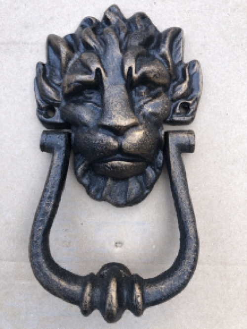 Door knocker lion, cast iron bronze with knocker catcher