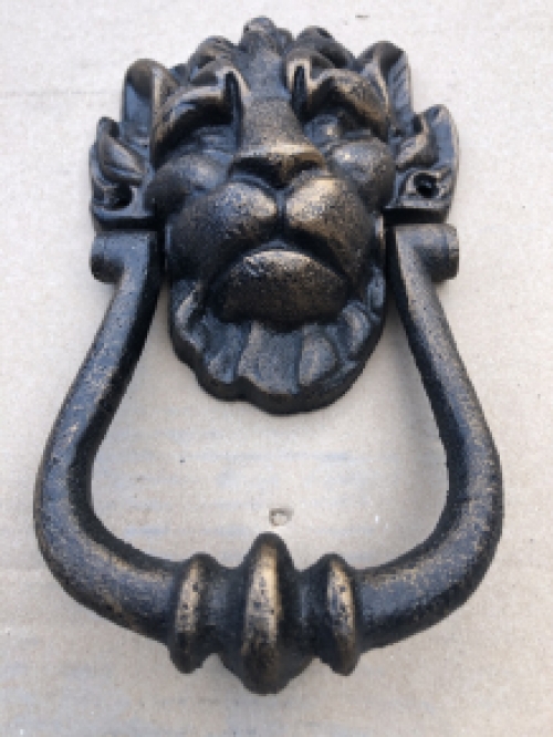 Door knocker lion, cast iron bronze with knocker catcher