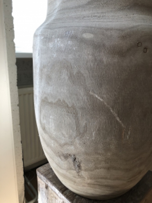 Prachtige forse houten vaas-pot-in de kleur grijs.