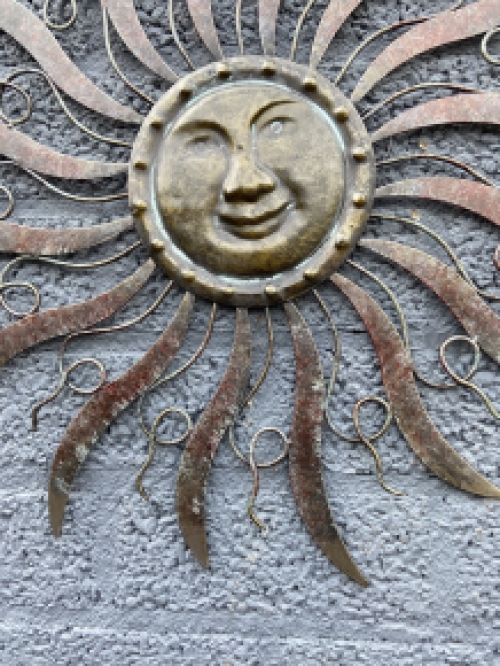 Beautifully beautiful metal decorative wall ornament: THE SUN.