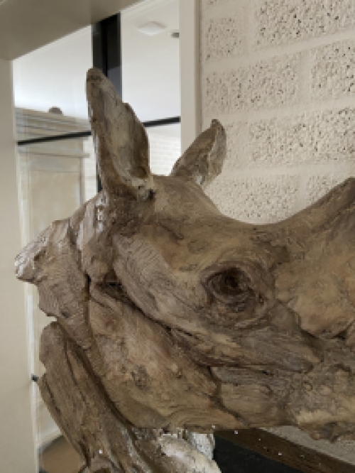 Een prachtige kop van een neushoorn, fraai in detail, polystone woodlook