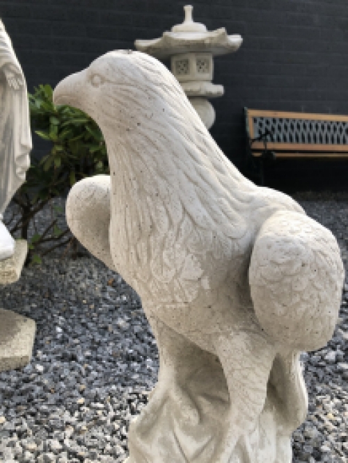 Ein wunderschöner, sitzender Adler, voll mit Stein.