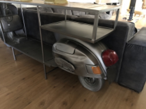 Prachtige sidetable, siertafel, bartafel op scooter bike  met wijnrek, en opslag ruimte, geweldig en uniek!!