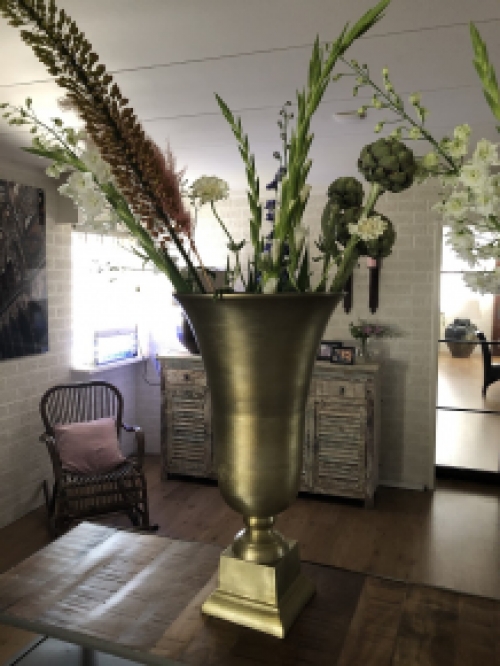 1 Prachtige RAW Aluminium gold bokaal-vaas groot.