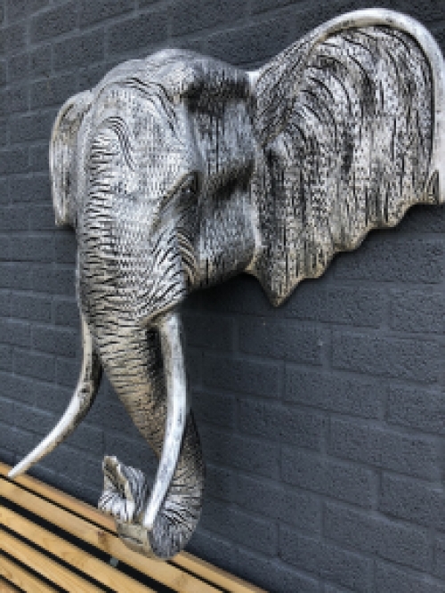 Dieser Elefantenkopf ist ein sehr großer Wandschmuck, wunderschön dekorativ!!