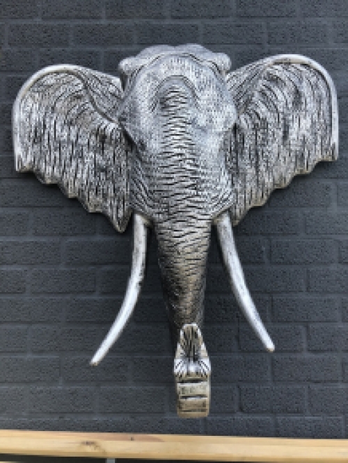 Dieser Elefantenkopf ist ein sehr großer Wandschmuck, wunderschön dekorativ!!