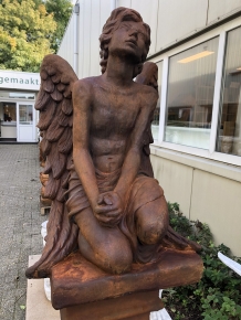 Einzigartige Engelsstatue - in Oxid - kniender Engel - Vollstein