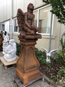 Einzigartige Engelsstatue - in Oxid - kniender Engel - Vollstein