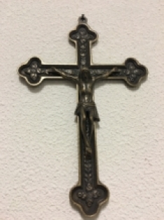 Jesus am Kreuz, patiniertes Messing INRI